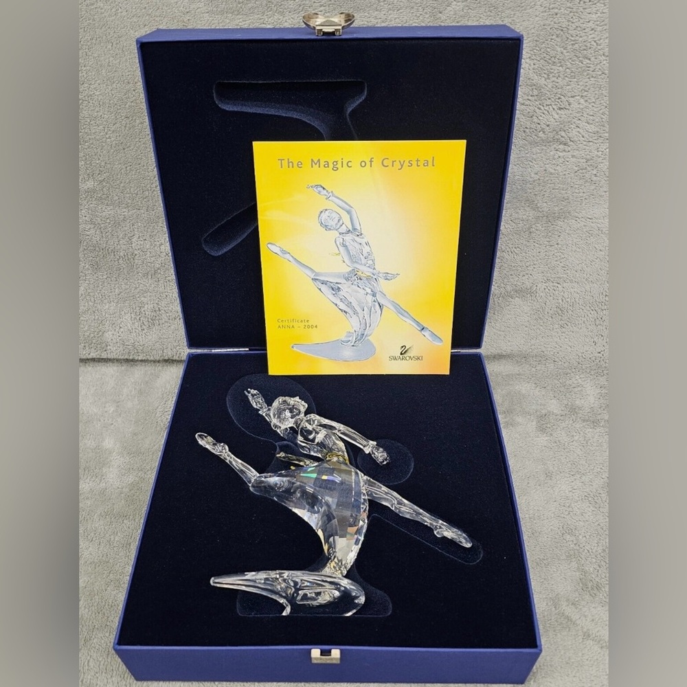 Mint Swarovski Crystal Dancer figurine for SCS members only Issued in 2004.